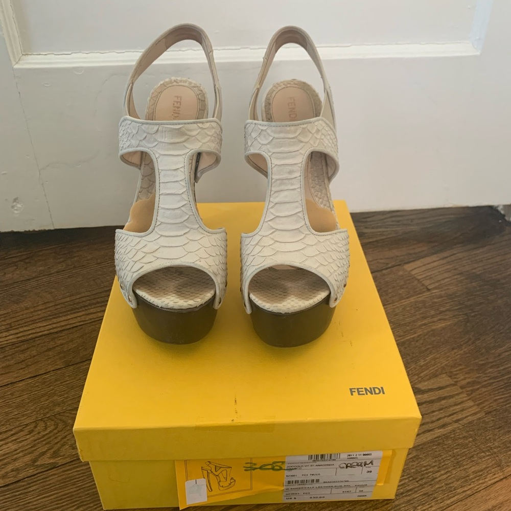 Authentic FENDI - Picture 2 of 6